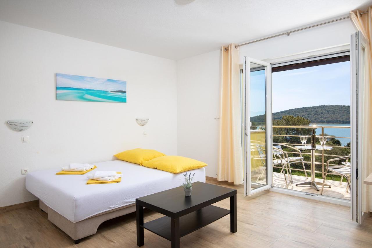 Apartmani Mirna Luka Pomer Buitenkant foto