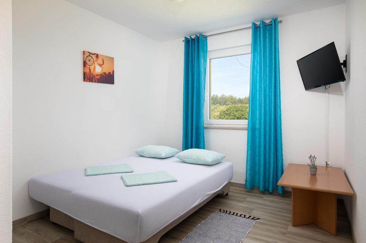 Apartmani Mirna Luka Pomer Buitenkant foto