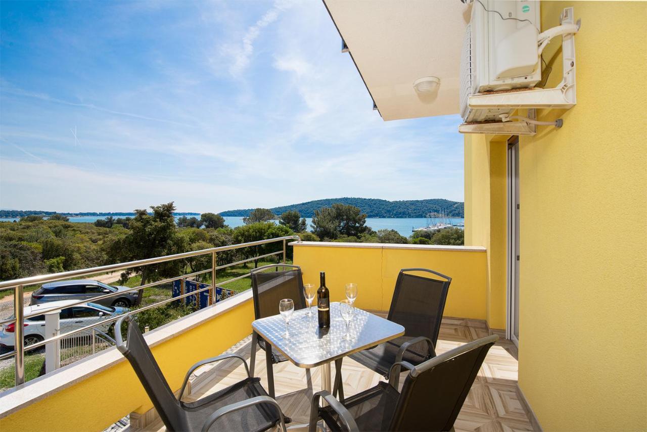Apartmani Mirna Luka Pomer Buitenkant foto