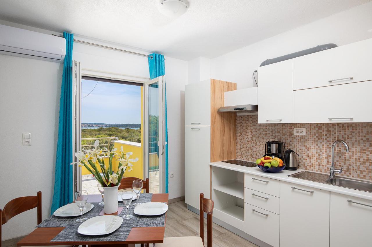 Apartmani Mirna Luka Pomer Buitenkant foto