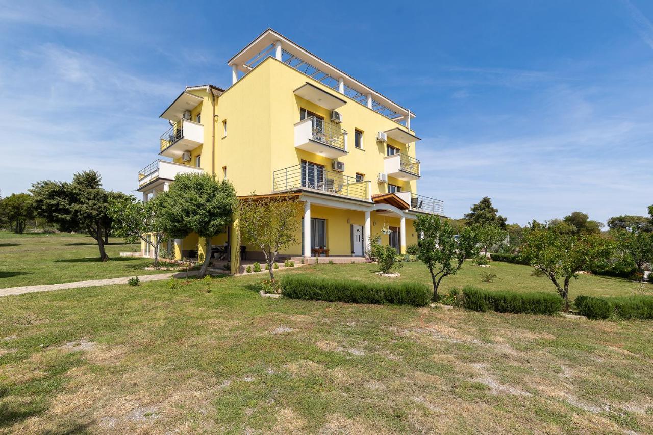 Apartmani Mirna Luka Pomer Buitenkant foto