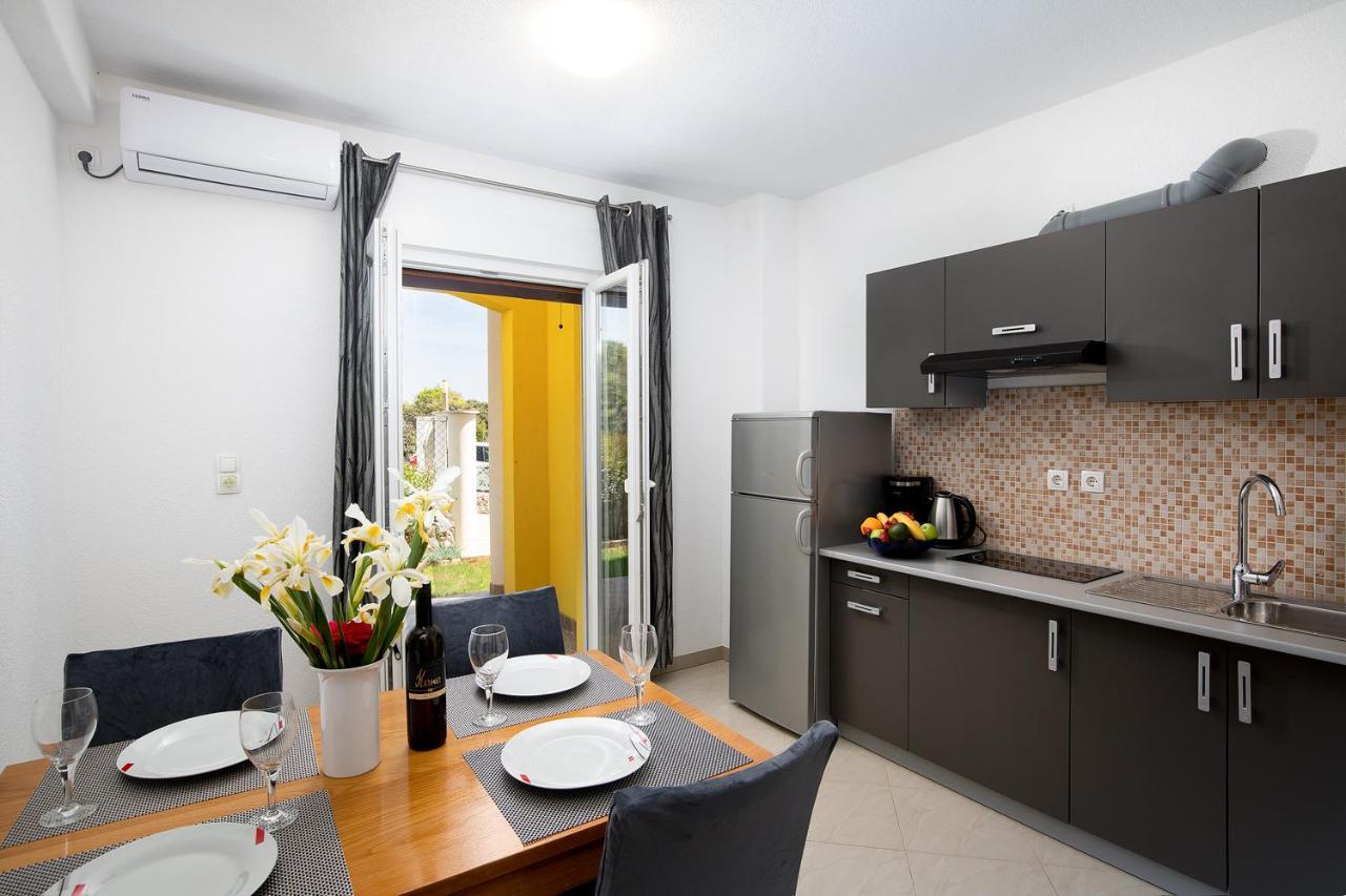 Apartmani Mirna Luka Pomer Buitenkant foto